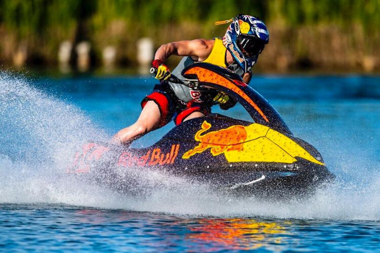 Andrea Dovizioso hält sich auf dem Wasser fit