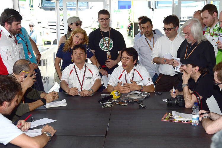 Die Bridgestone-Manager Yamada und Futami in Jerez vor den Medien