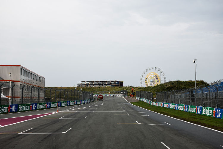 Motorsport in den Dünen: Die Strecke in Zandvoort liegt direkt an der Nordsee und führt durch die Dünen