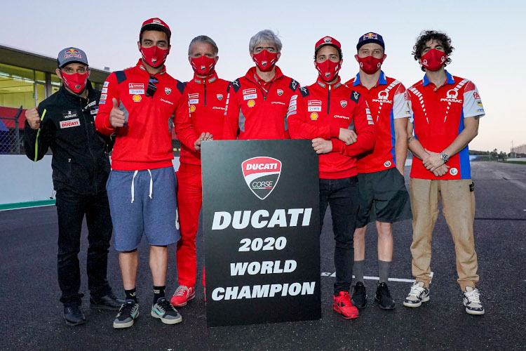 Johann Zarco, Danilo Petrucci, Paolo Ciabatti, Gigi Dall’Igna, Andrea Dovizioso, Jack Miller und Pecco Bagnaia (v.l.n.r.)