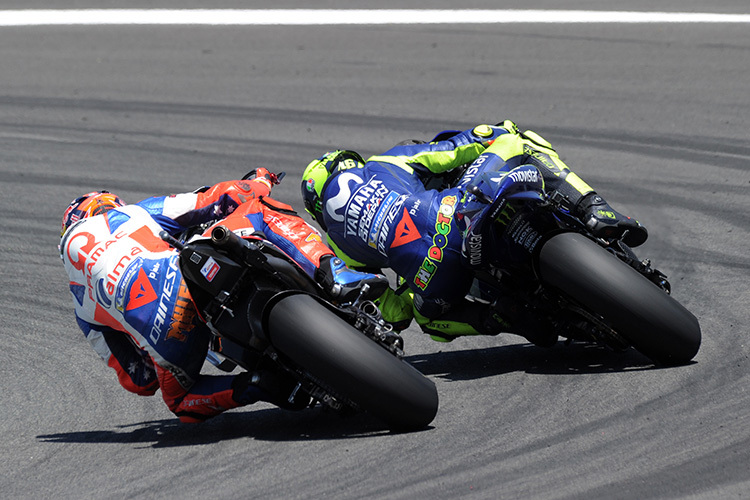 Jack Miller gegen Valentino Rossi (rechts)