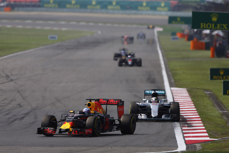 GP China: Daniel Ricciardo vor Lewis Hamilton