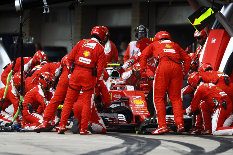 Kimi Räikkönen beim Boxenstopp