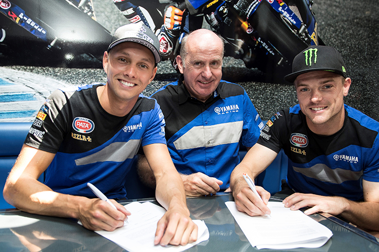 Bei der Unterschrift: Michael van der Mark, Yamaha-Rennchef Eric de Seynes und Alex Lowes (v.l.)