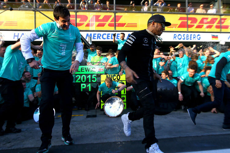 Toto Wolff mit Lewis Hamilton beim Freudentanz in Melbourne