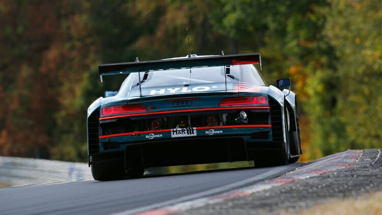 Zeigt der Konkurrenz das Heck: Der Audi R8 LMS von Nico Müller, Dries Vanthoor, Frédéric Vervisch und Frank Stippler führt auf dem Nürburgring