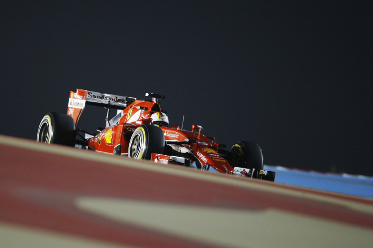 Sebastian Vettel jagt durch die Wüste
