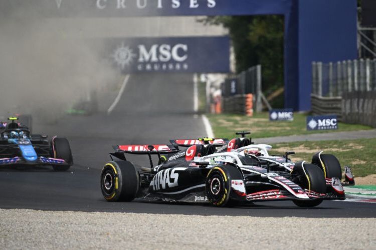 Nico Hülkenberg neben Teamkollege Kevin Magnussen (hinten)