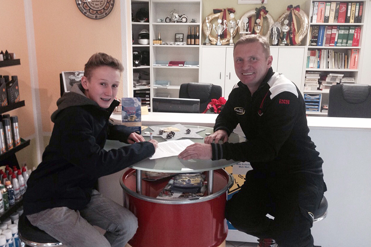 Matthias Meggle (li.) unterzeichnet seinen Vertrag mit Carsten Freudenberg