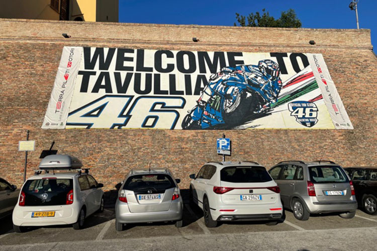 Tavullia: Der Hinweis auf Valentino ist unübersehbar an der Wand neben der Kirche