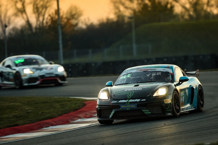 Zwei der drei Porsche 718 Cayman GT4 vom Team Allied-Racing