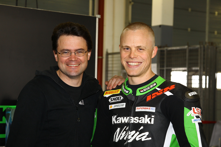 Roman Raschle (li.) mit seinem Superbike-Piloten Ville Valtonen
