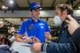 Joan Mir verteilte in Mailand viele Autogramme an die Suzuki-Fans
