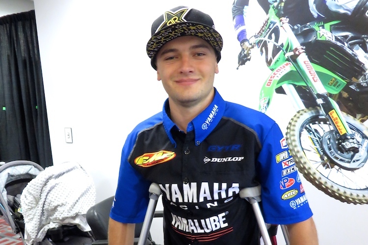 Cooper Webb bewegt sich nur noch mit Gehhilfen fort