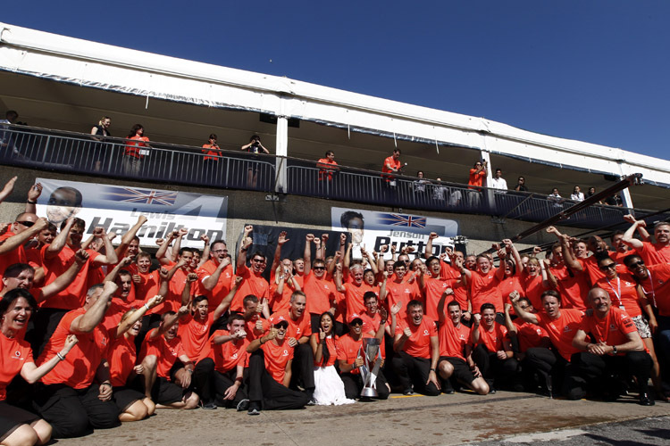 Das Siegerteam Vodafone McLaren Mercedes darf feiern
