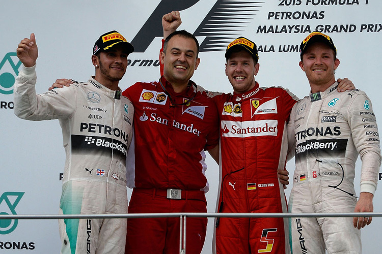 Diego Ioverno auf dem Siegerpodest nach dem Malaysia-GP 2015, mit Lewis Hamilton, Sebastian Vettel und Nico Rosberg