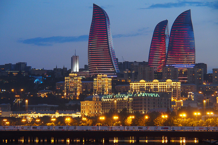 Baku erschliesst seinen Reiz vor allem dann, wenn es in die Nacht geht