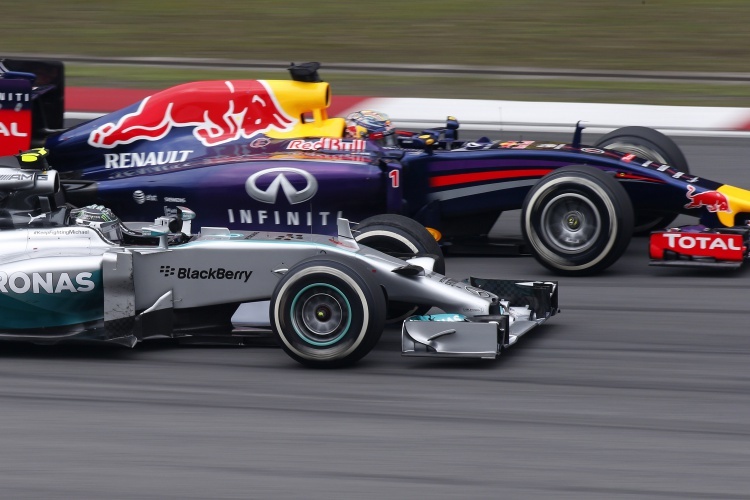Nico Rosberg zieht an Sebastian Vettel vorbei