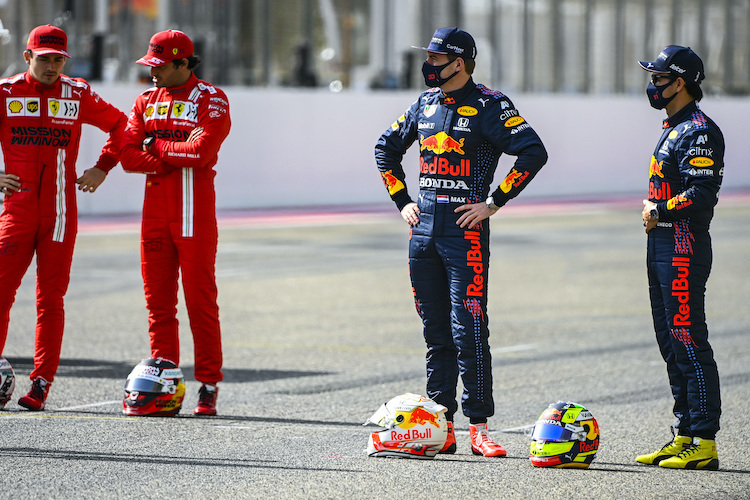 Neue Teamkollegen: Bei Ferrari geben seit Saisonstart Charles Leclerc und Carlos Sainz Gas, Max Verstappen fährt an der Seite von Sergio Pérez