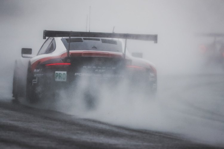 Nasses Heck beim Porsche 911 RSR