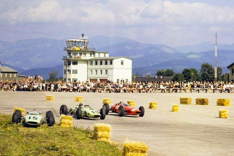 Formel 1 anno 1964 in Österreich: Die lindgrünen Renner von Trevor Taylor (links gestrandet) und Innes Ireland, der rote Ferrari von Giancarlo Baghetti