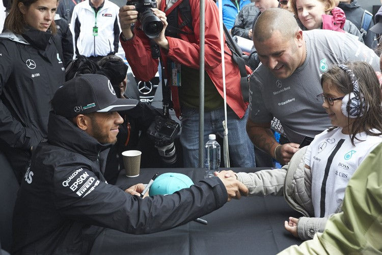 Lewis Hamilton mit einem Fan