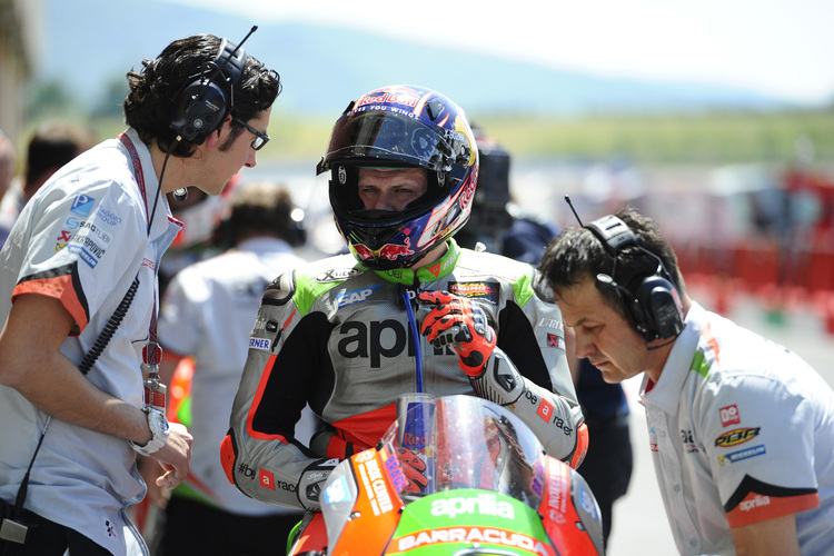 Stefan Bradl mit Crew-Chief Diego Gubellini und Mechaniker Marco Bonassoli