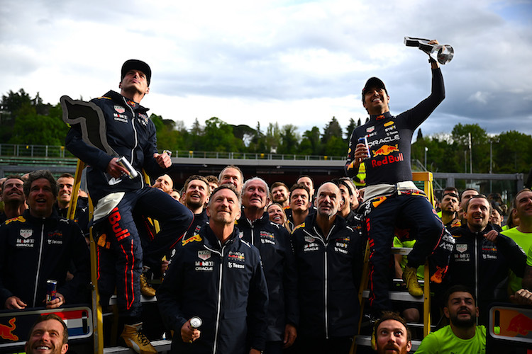 Max Verstappen und Sergio Pérez nach ihrem Doppelsieg in Imola