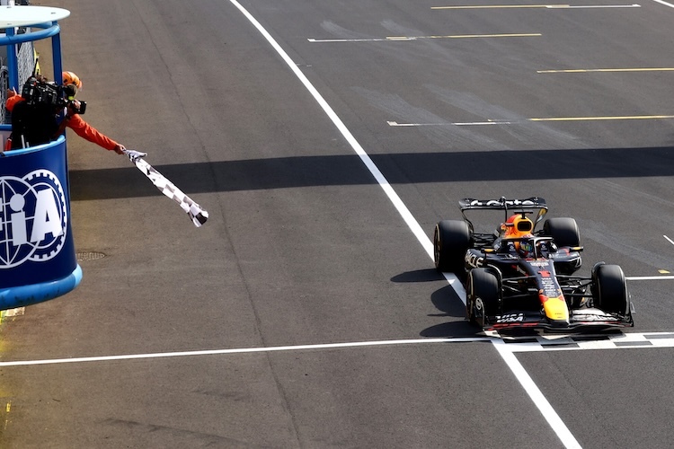 Max Verstappen gewinnt das Rennen