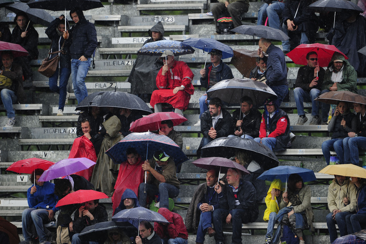 Auch Regen kann die italienischen Fans nicht beeindrucken