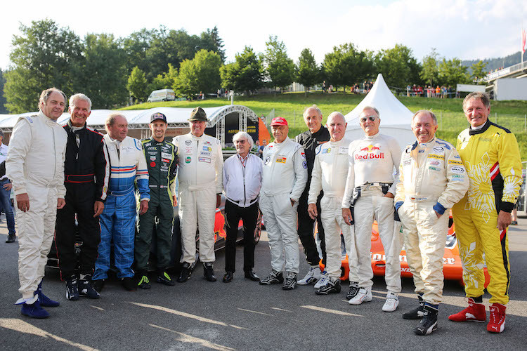 Die Stars der Legends Parade posierten mit dem Baumeister der modernen Formel 1, Bernie Ecclestone...