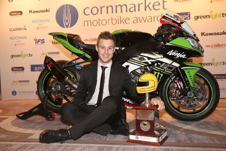 Jonathan Rea mit seiner vierten Joey Dunlop Trophäe