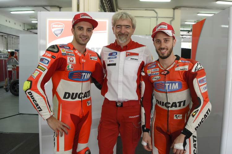 Gigi Dall'Igna mit den Ducati-Werksfahrern