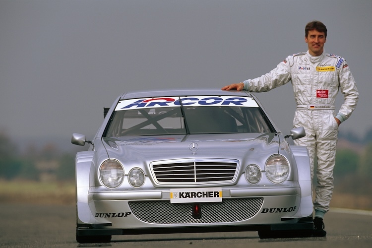 Bernd Schneider an einem Mercedes-Benz CLK-DTM