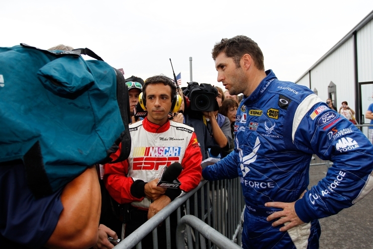 Elliott Sadler bei den wartenden Journalisten nach dem Unfall