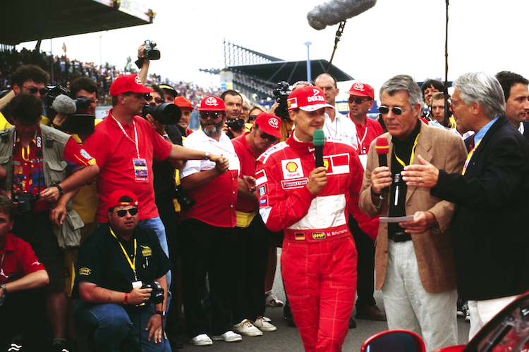 Ferrari Days am Ring 1999: Michael Schumacher wird während des Interviews mit Speedweek-Autor Braun von einem Fotografen-Heer umlagert. Rechts Ferrari-Deutschland-Repräsentant Helmut Mander