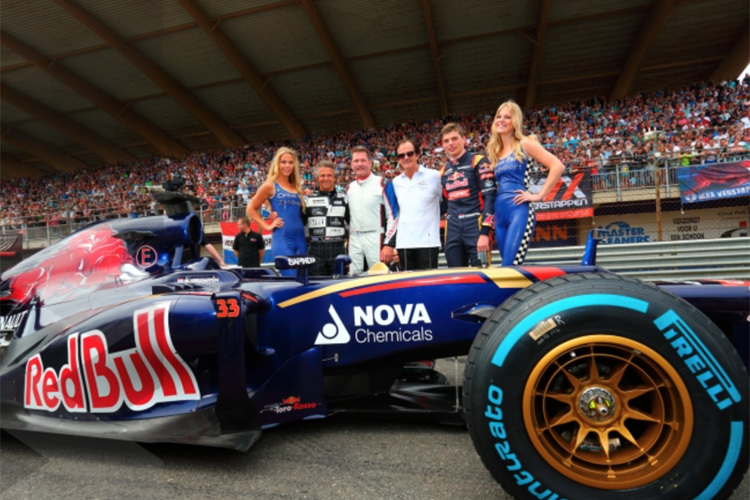 Die niederländischen Racer (von links) Jan Lammers, Jos Verstappen, Arie Luyendyk und Max Verstappen im Juni 2015 in charmanter Gesellschaft in Zandvoort