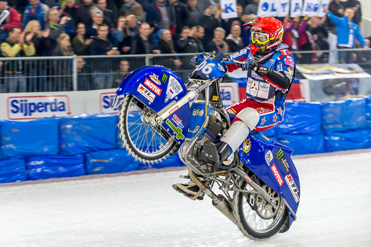 Schon nach Heat 14 konnte Dmitri Koltakov einen Wheelie ansetzen