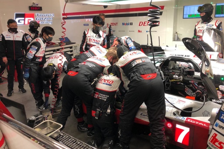 Beim Toyota TS050 Hybrid von Mike Conway, Kamui Kobayashi und José María López wurde in der Garage der Turbo gewechselt