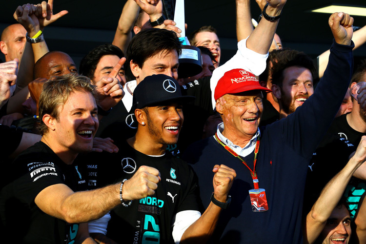 Lewis Hamilton (Mitte) blickt zuversichtlich auf die restlichen Formel-1-WM-Läufe des Jahres