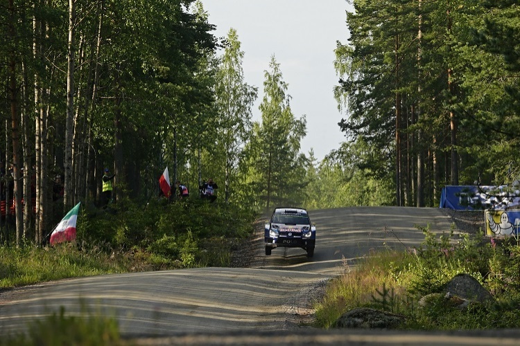 Andreas Mikkelsen auf der Buckelpiste im finnischen Wald
