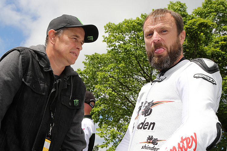 Bruce Astey (re.) mit seinem Rennfahrerkollegen John McGuinness