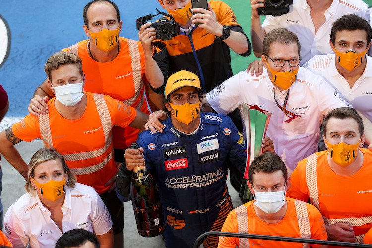 Andreas Seidl (mit Brille) und seine Fahrer Carlos Sainz (Mitte) und Lando Norris (rechts oben)