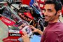 Michele Pirro klebte seine Startnummer persönlich auf sein Motorrad