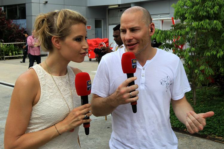 Sarah Winkhaus und Jacques Villeneuve bei der Arbeit für Sky Italia