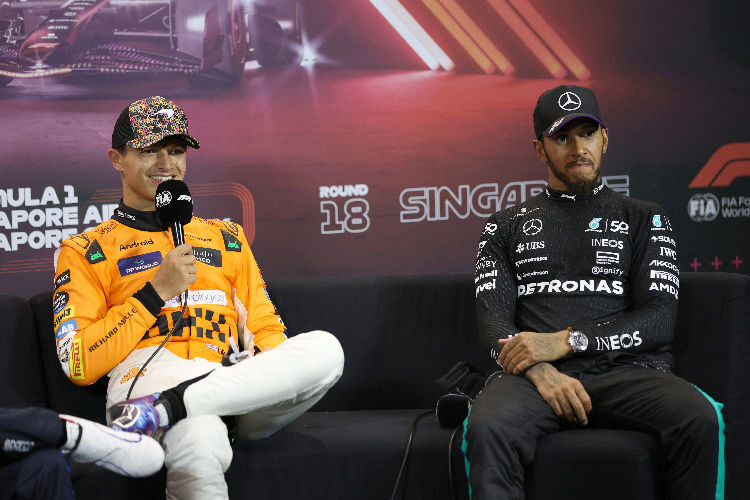 Lando Norris (l.) und Lewis Hamilton in der Pressekonferenz nach dem Qualifying. Neben ihnen saß noch Max Verstappen