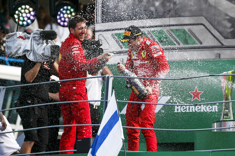 Matteo Togninalli 2019 mit Charles Leclerc auf dem Siegerpodest von Monza