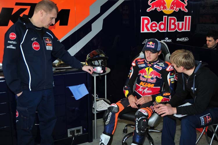 Box von Red Bull KTM: Teamchef Aki Ajo (li.), Jack Miller und Techniker Patrick Unger (re.)