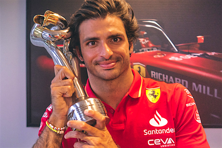 Carlos Sainz mit seiner Trophäe für Rang 3 in Monza