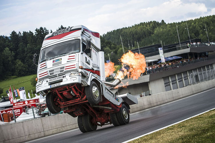 Spektakuläre Stuntshow: Patrick Bourny in seinem Wheeling Truck